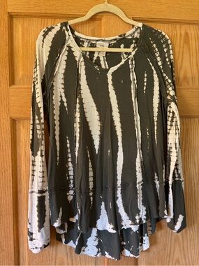Target Black & White Tie-Dye Long Sleeve V-Neck Top